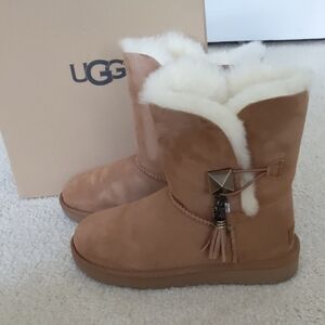 Brand New UGG Chestnut Lilou Shearling Boots with Tassel Size 6 with Box